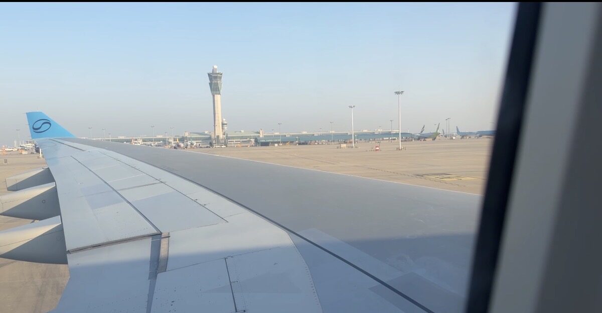 機内から見える飛行機の翼部分